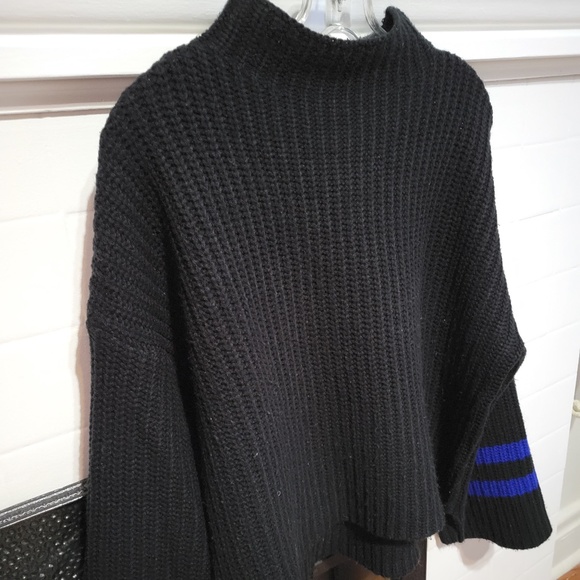 Oversized Knit Cropped Sweater - Scripted - Picture 2 of 3